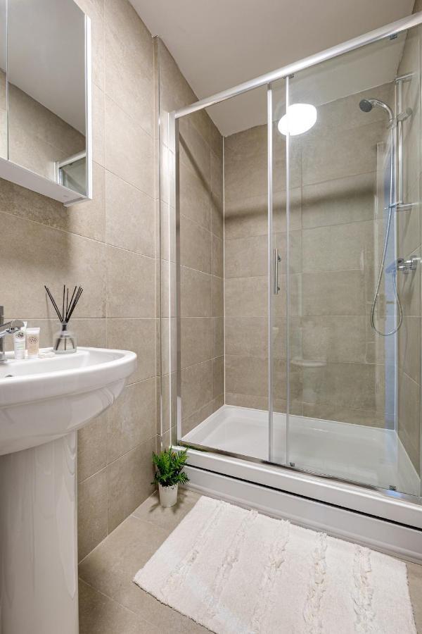 Top Floor Apartment With Private Balcony In Stockport Centre By Hass Haus ภายนอก รูปภาพ
